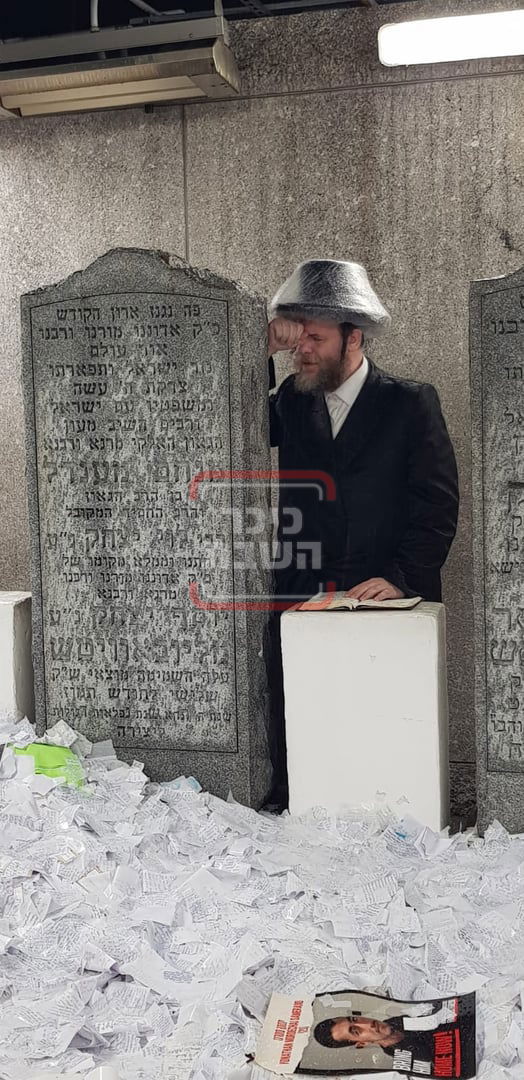 הגה"צ אב"ד ויז'ניץ אלעד בתפילה באוהל אדמור"י חב"ד