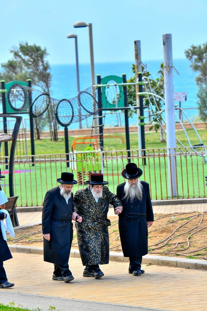האדמו"ר מויז'ניץ בנאות דשא בנתניה