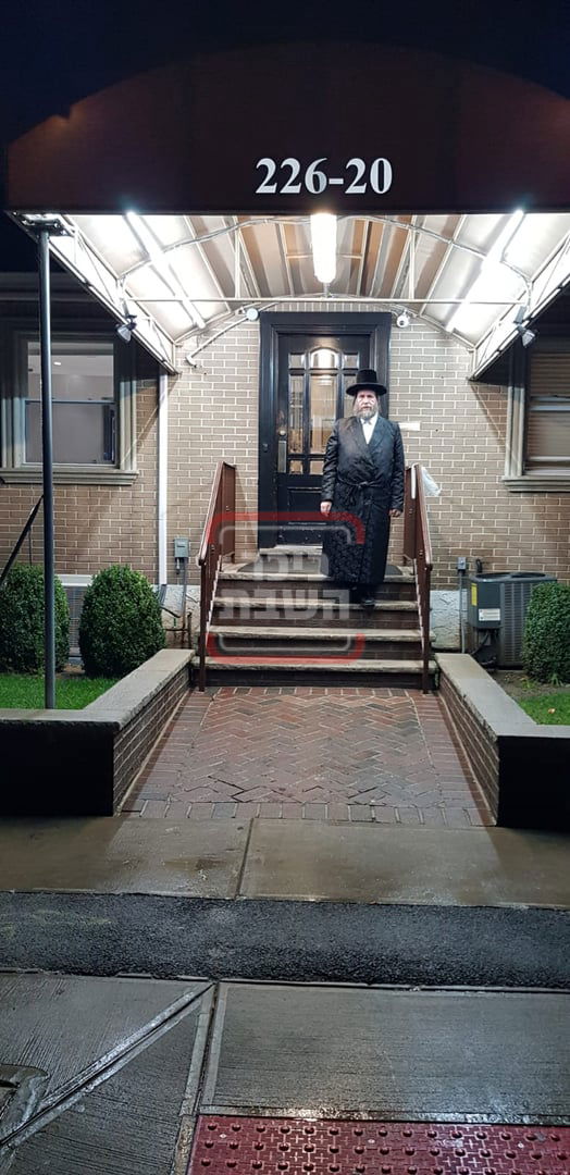 הגה"צ אב"ד ויז'ניץ אלעד בתפילה באוהל אדמור"י חב"ד