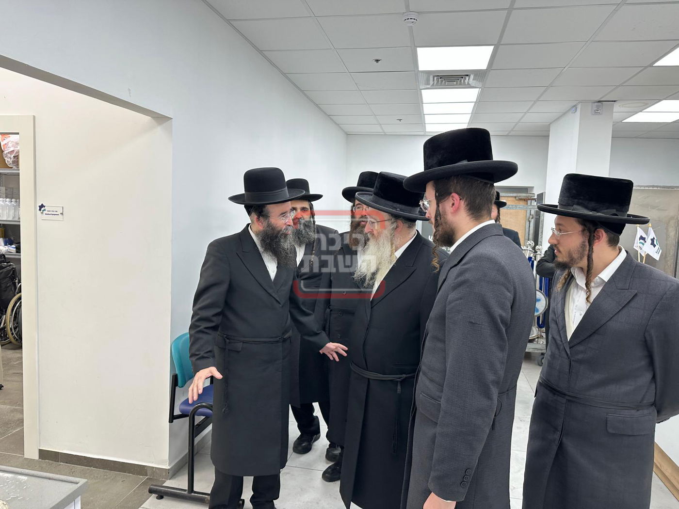 האדמו"ר מביאלה בקביעת מזוזה במשרדי 'עזרת אחים' בבית שמש