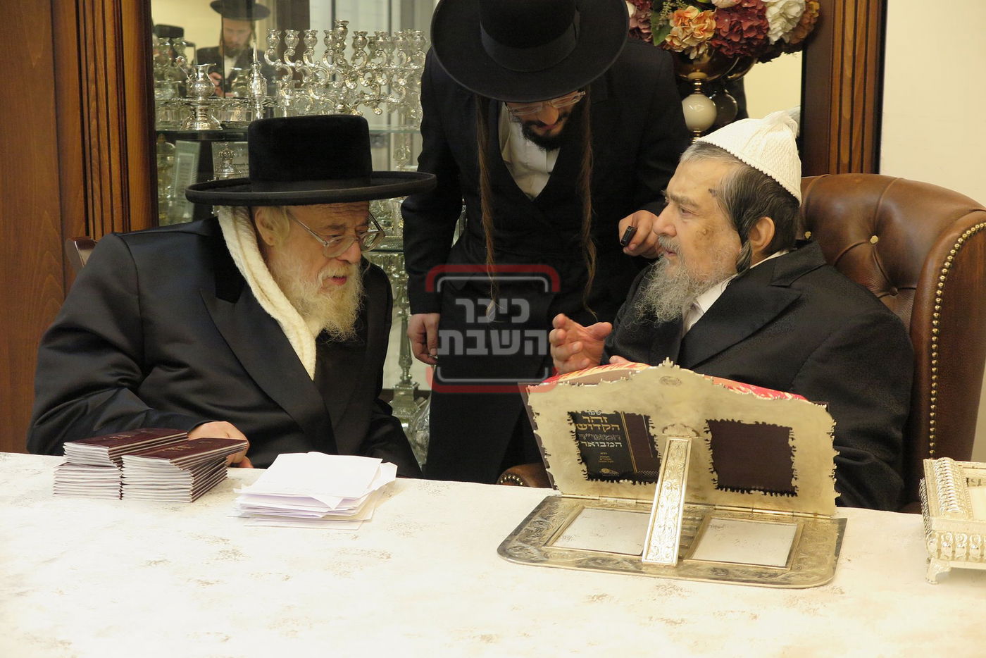 האדמו"ר מתולדות אהרן בביקור אצל הגה"צ רבי יעקב מאיר שעכטער 