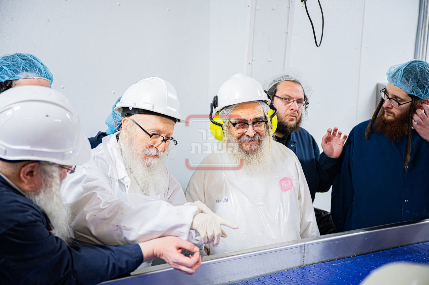 האדמו"ר מסערדאהעלי בסיור בבית השחיטה בקריית יואל עם האדמו"ר מסאטמר 