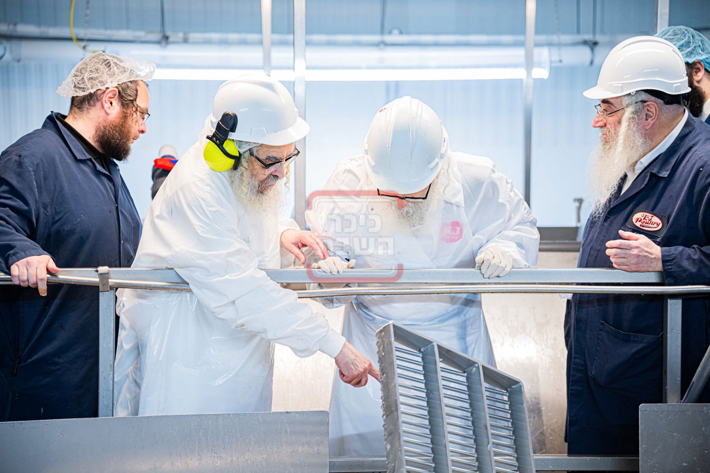 האדמו"ר מסערדאהעלי בסיור בבית השחיטה בקריית יואל עם האדמו"ר מסאטמר 