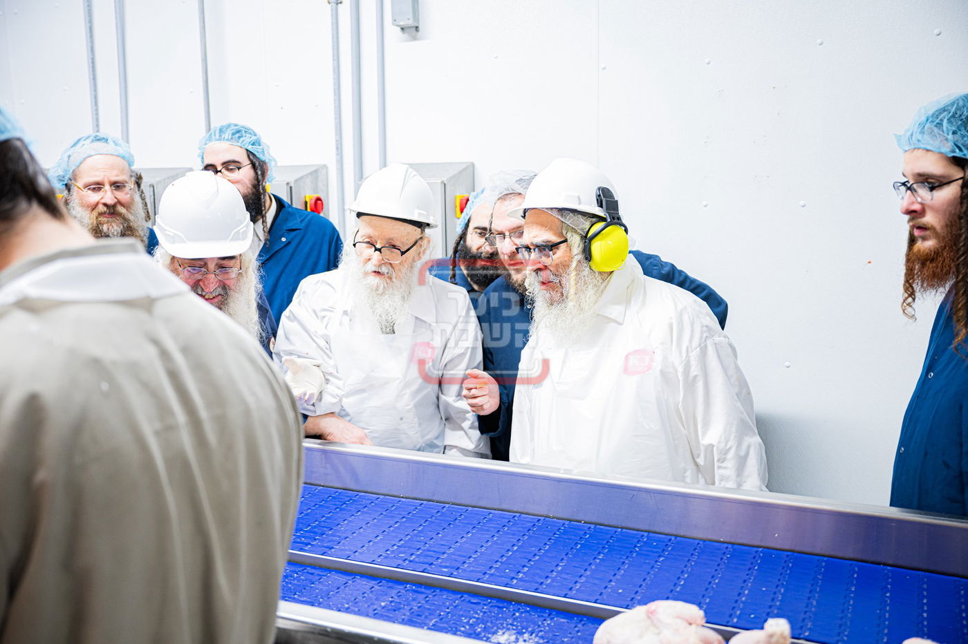 האדמו"ר מסערדאהעלי בסיור בבית השחיטה בקריית יואל עם האדמו"ר מסאטמר 