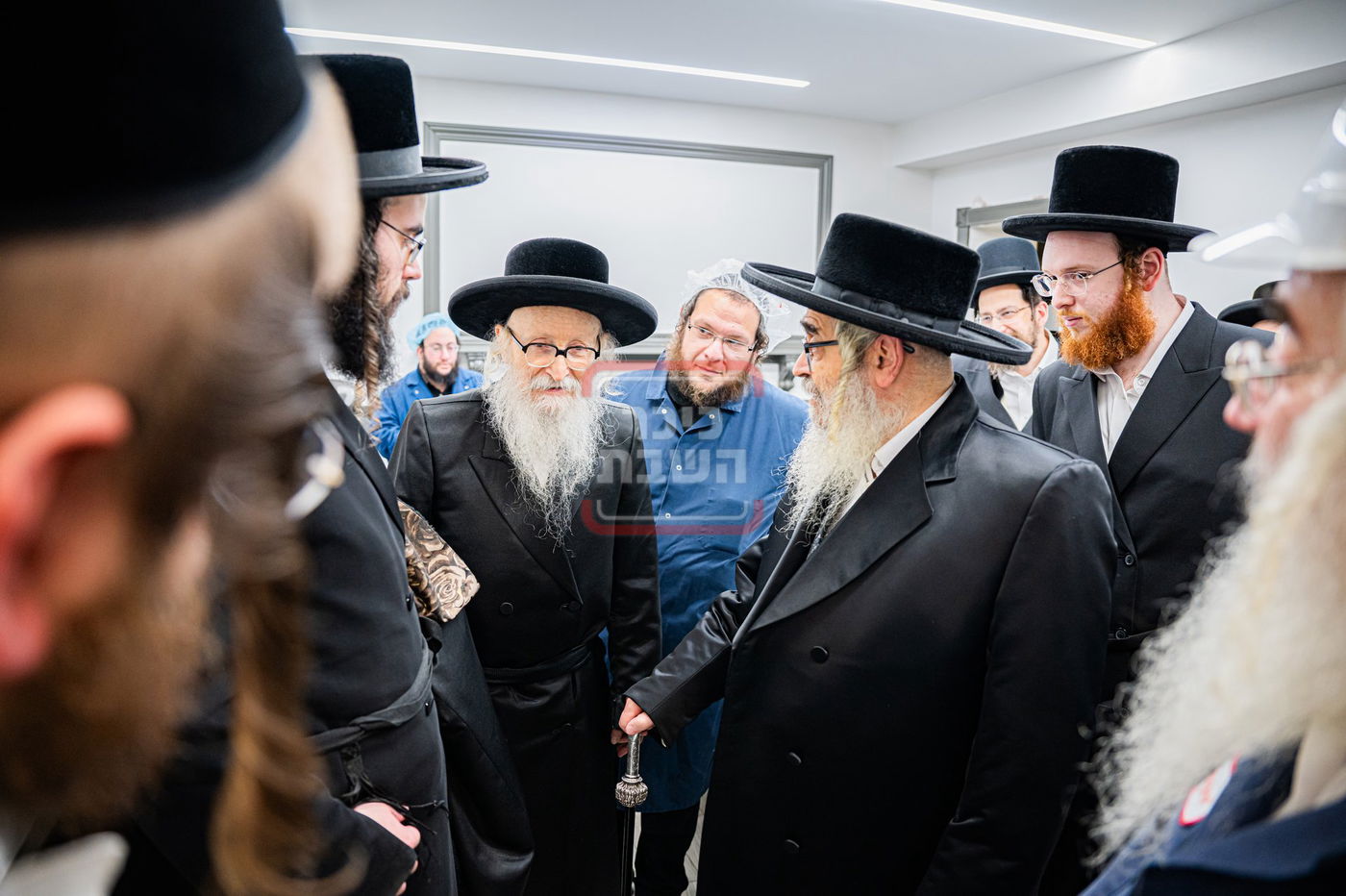 האדמו"ר מסערדאהעלי בסיור בבית השחיטה בקריית יואל עם האדמו"ר מסאטמר 