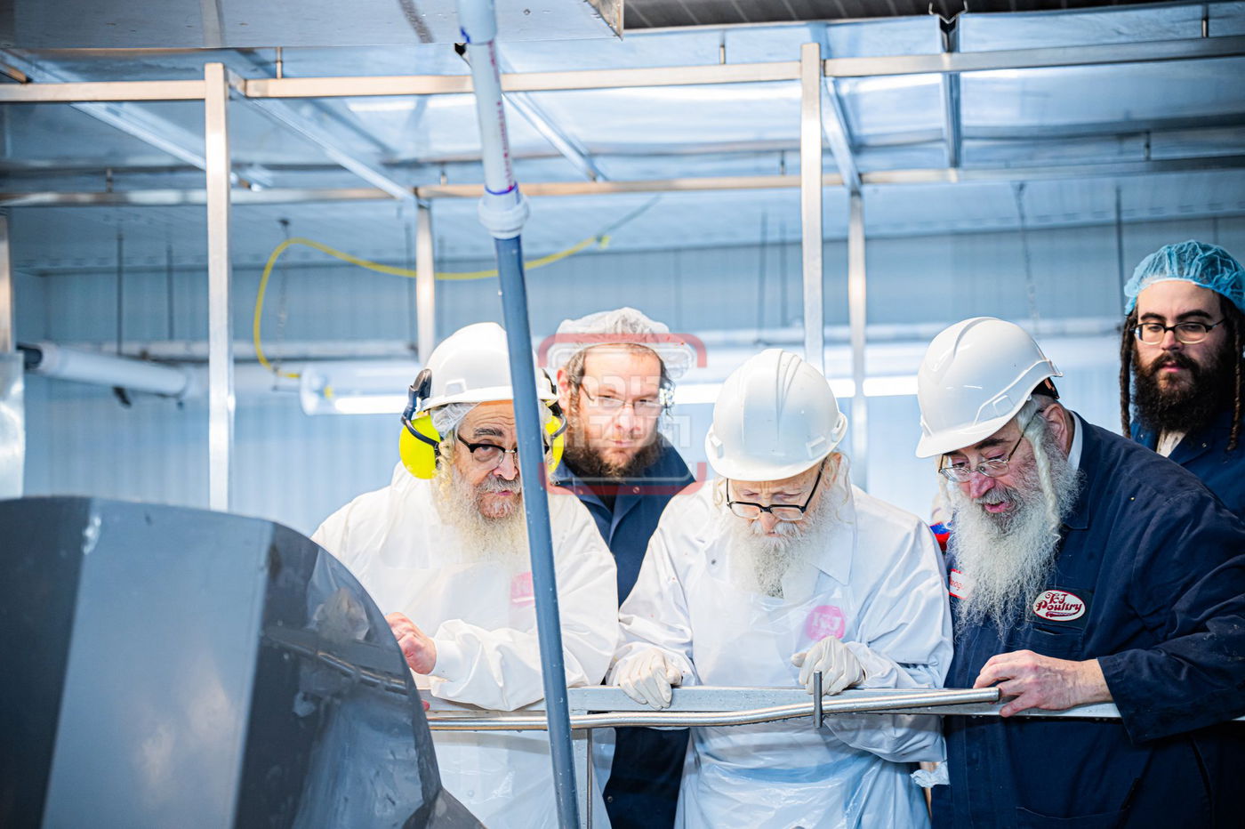האדמו"ר מסערדאהעלי בסיור בבית השחיטה בקריית יואל עם האדמו"ר מסאטמר 