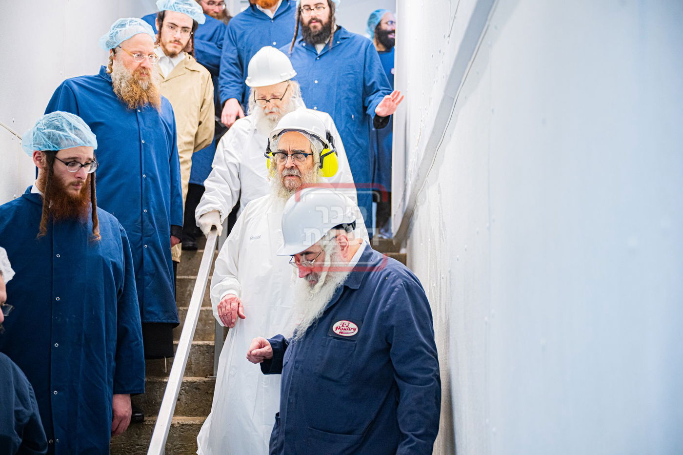 האדמו"ר מסערדאהעלי בסיור בבית השחיטה בקריית יואל עם האדמו"ר מסאטמר 