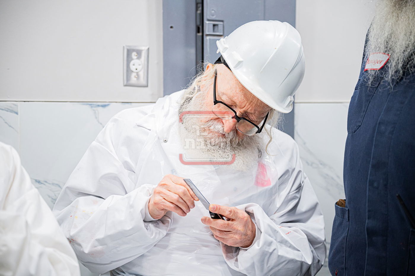 האדמו"ר מסערדאהעלי בסיור בבית השחיטה בקריית יואל עם האדמו"ר מסאטמר 