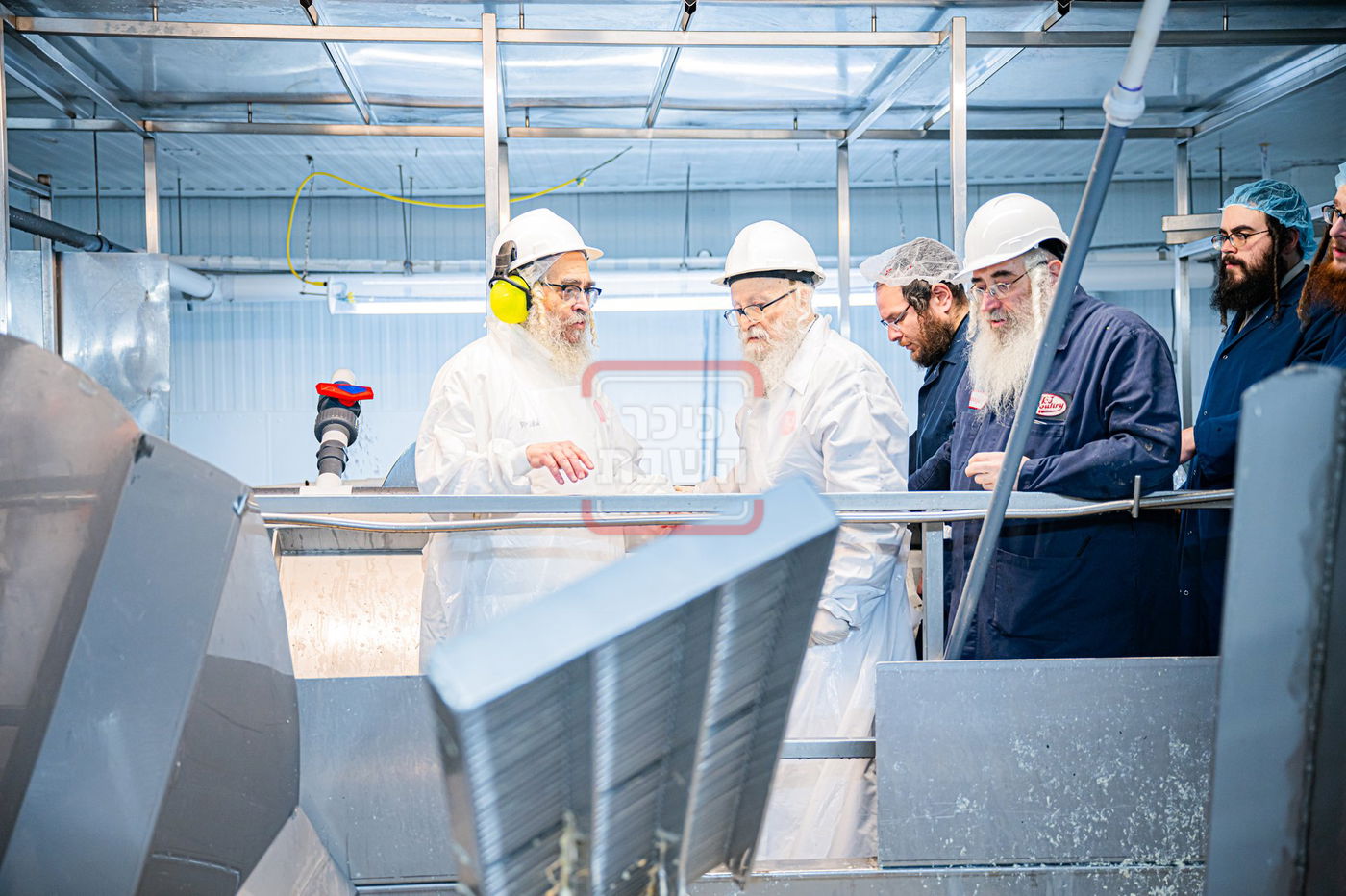 האדמו"ר מסערדאהעלי בסיור בבית השחיטה בקריית יואל עם האדמו"ר מסאטמר 