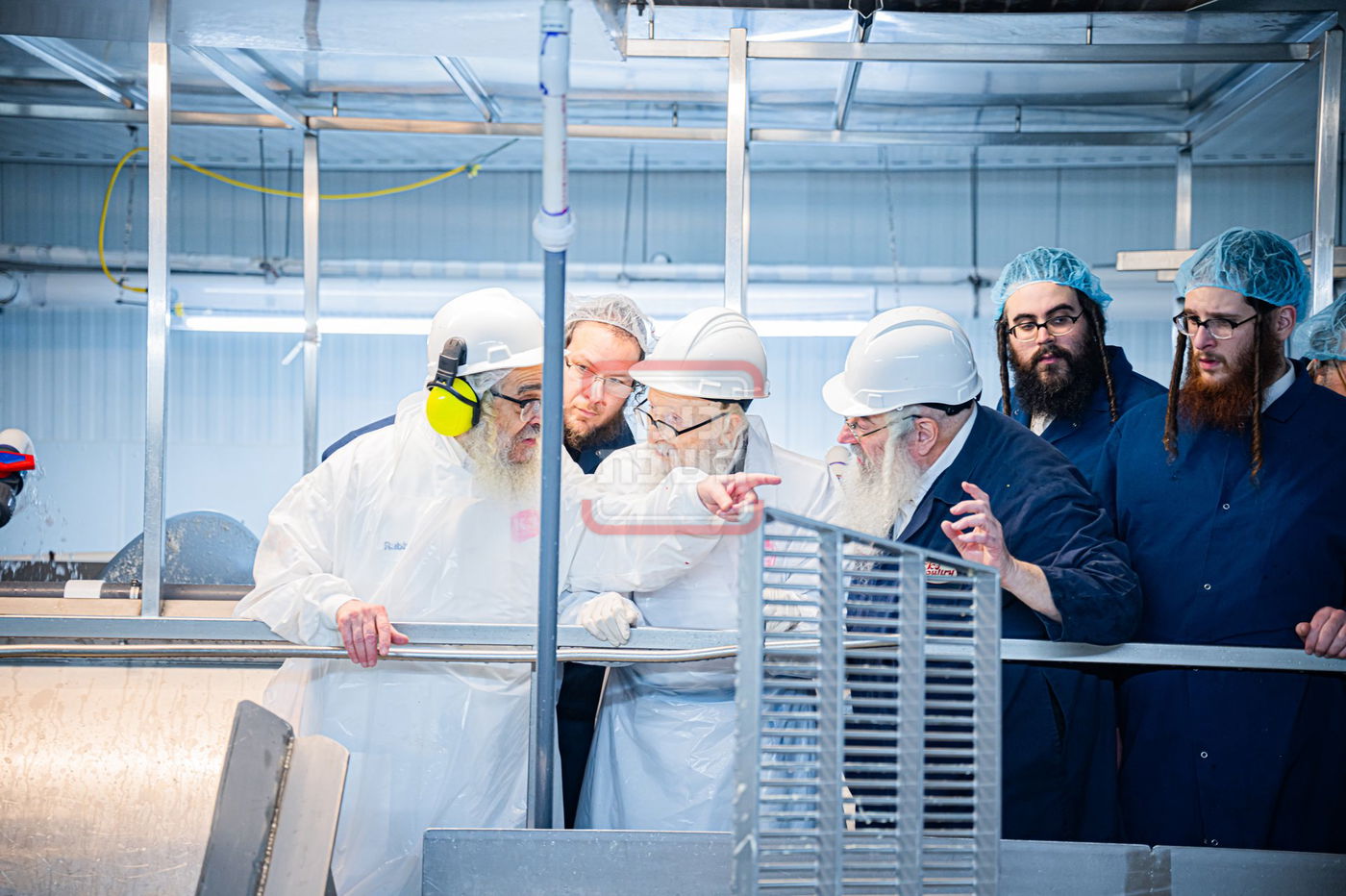 האדמו"ר מסערדאהעלי בסיור בבית השחיטה בקריית יואל עם האדמו"ר מסאטמר 