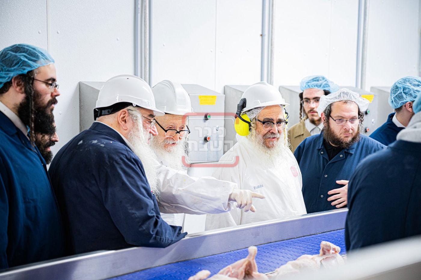 האדמו"ר מסערדאהעלי בסיור בבית השחיטה בקריית יואל עם האדמו"ר מסאטמר 