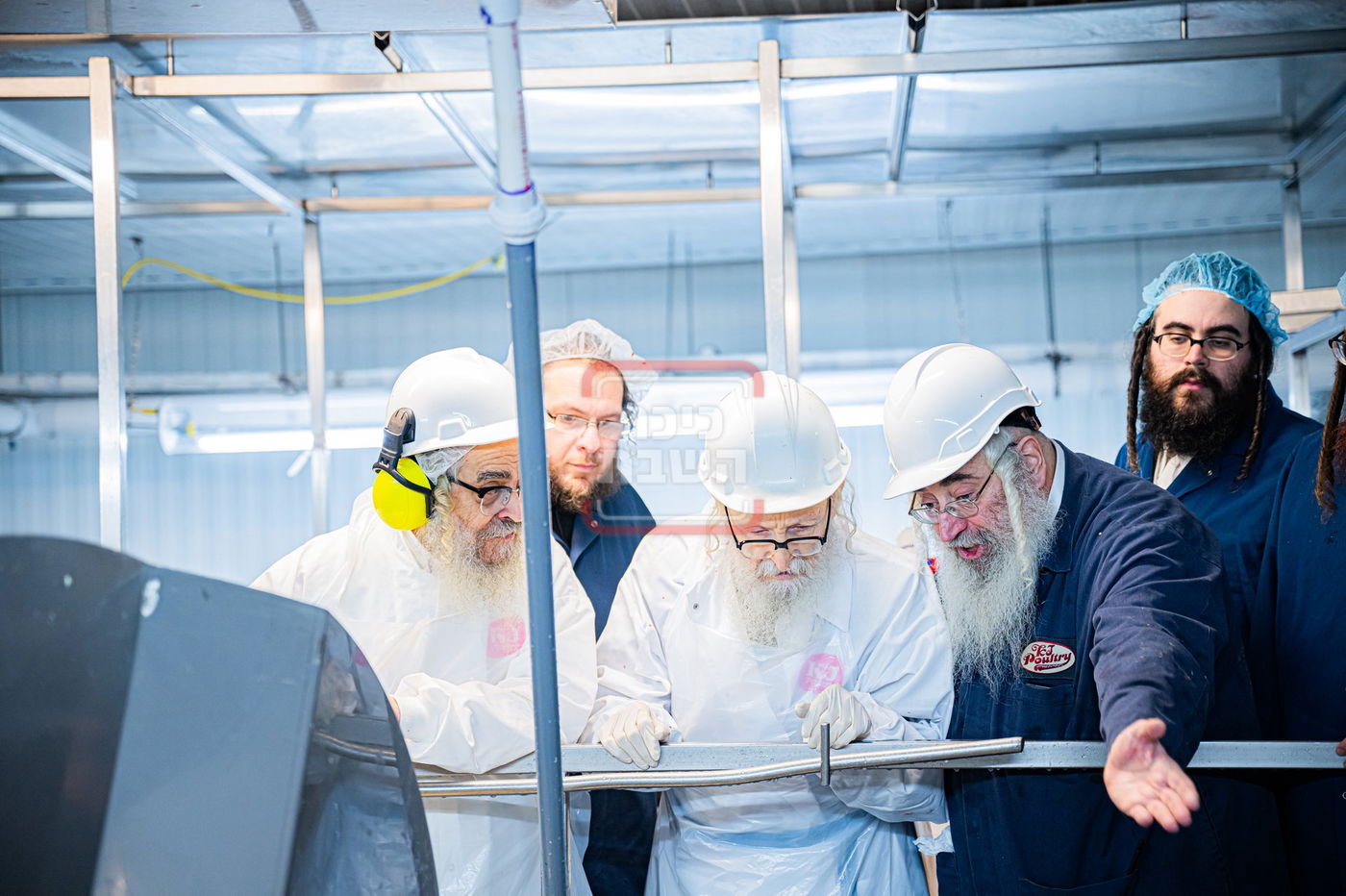 האדמו"ר מסערדאהעלי בסיור בבית השחיטה בקריית יואל עם האדמו"ר מסאטמר 