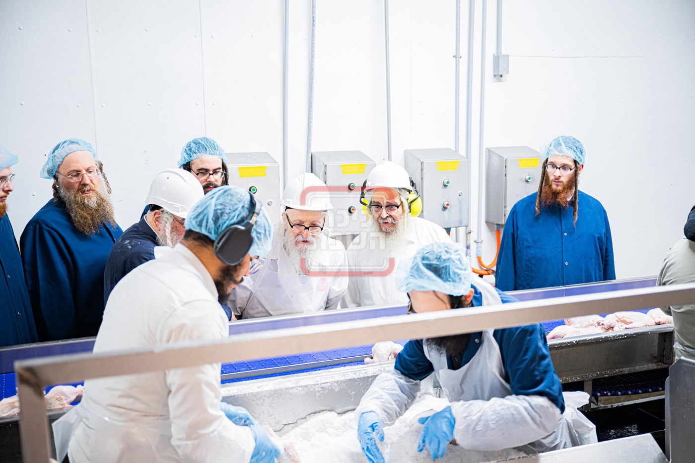 האדמו"ר מסערדאהעלי בסיור בבית השחיטה בקריית יואל עם האדמו"ר מסאטמר 