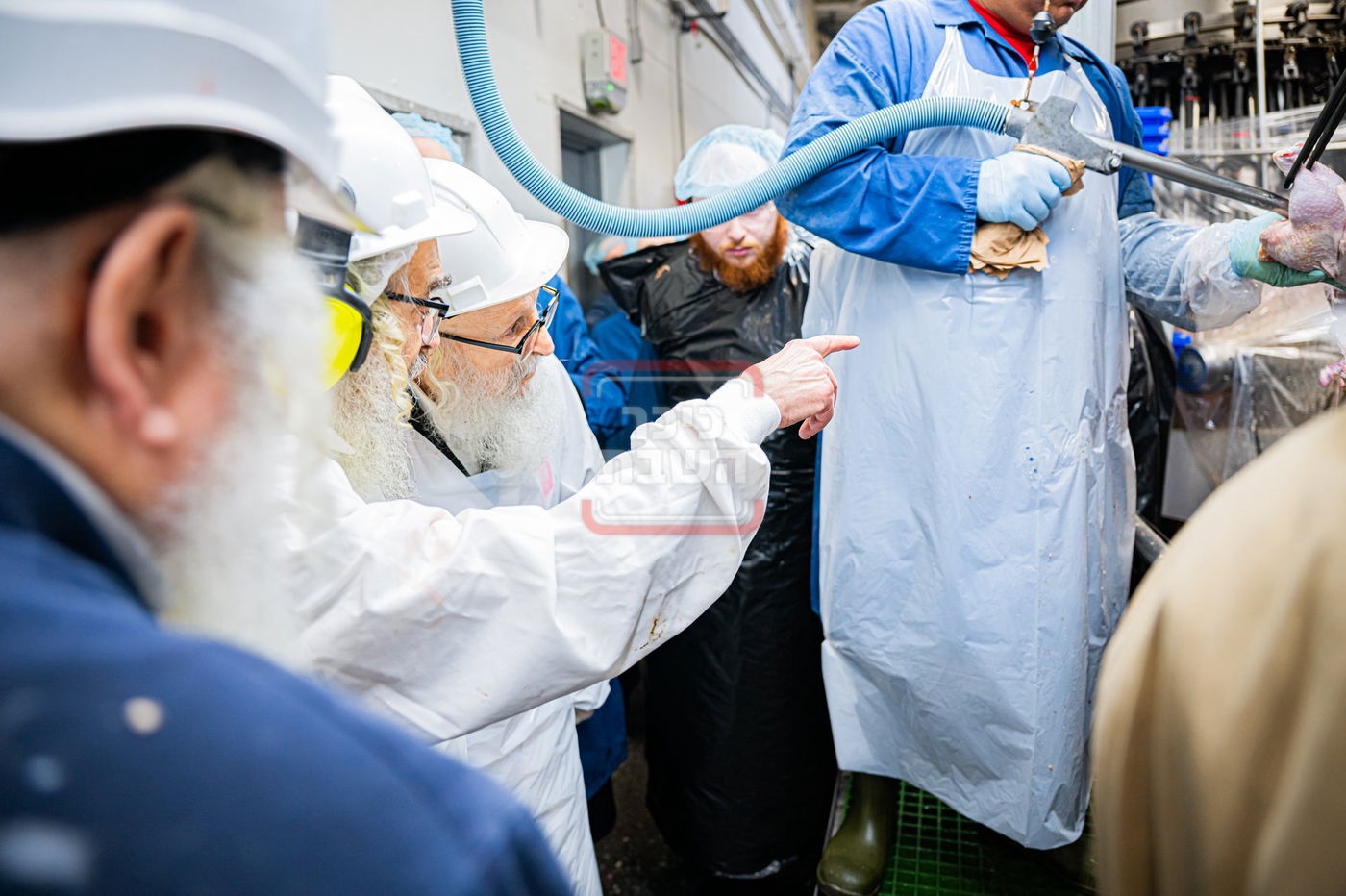 האדמו"ר מסערדאהעלי בסיור בבית השחיטה בקריית יואל עם האדמו"ר מסאטמר 