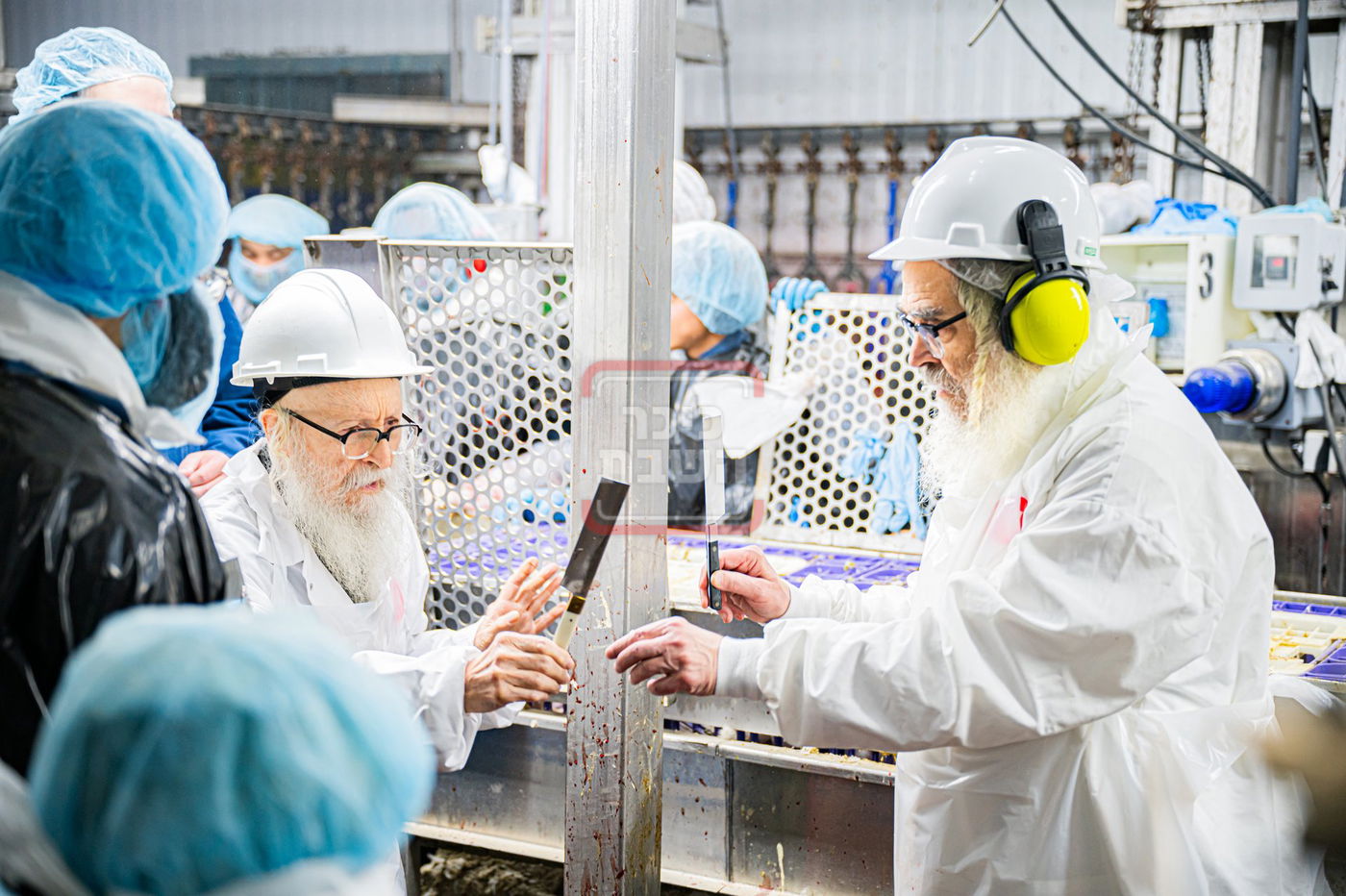 האדמו"ר מסערדאהעלי בסיור בבית השחיטה בקריית יואל עם האדמו"ר מסאטמר 