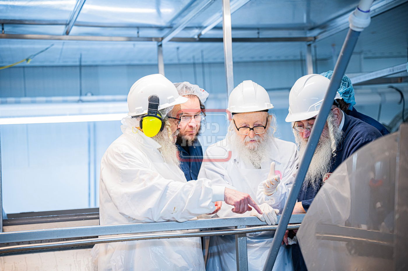 האדמו"ר מסערדאהעלי בסיור בבית השחיטה בקריית יואל עם האדמו"ר מסאטמר 