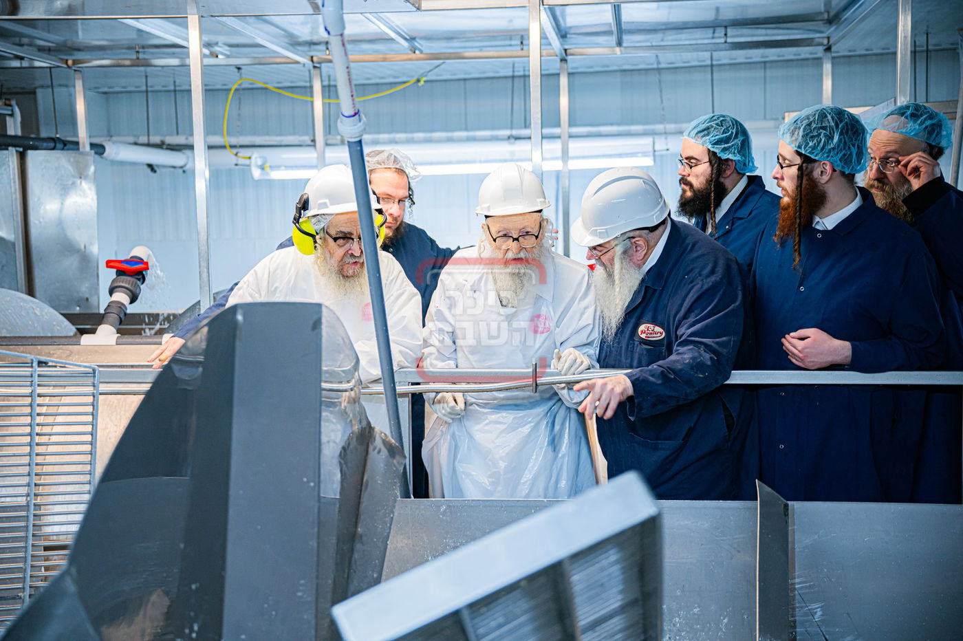 האדמו"ר מסערדאהעלי בסיור בבית השחיטה בקריית יואל עם האדמו"ר מסאטמר 