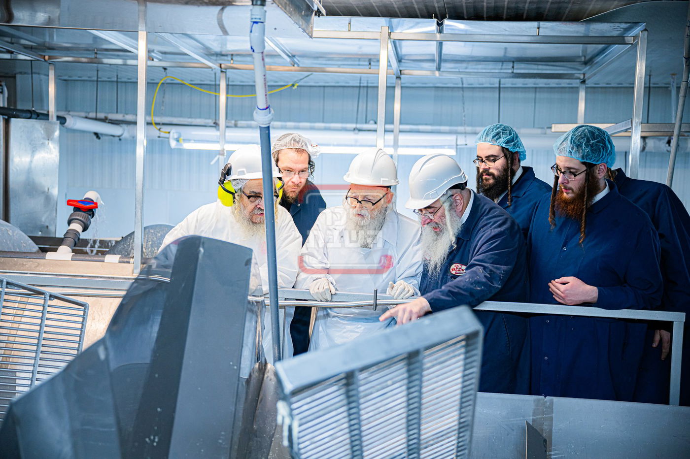 האדמו"ר מסערדאהעלי בסיור בבית השחיטה בקריית יואל עם האדמו"ר מסאטמר 