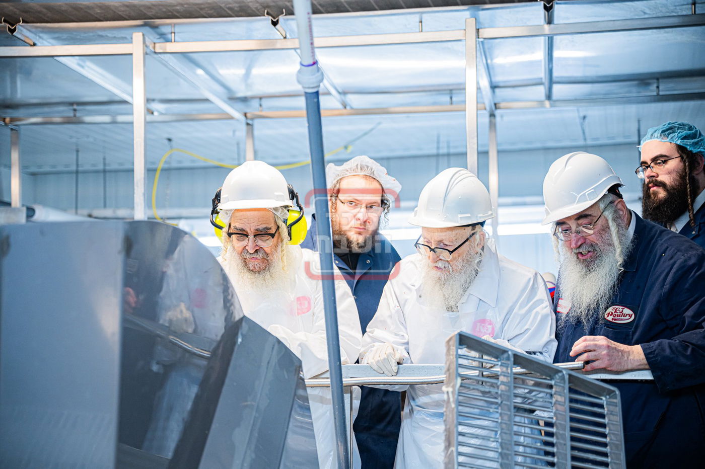 האדמו"ר מסערדאהעלי בסיור בבית השחיטה בקריית יואל עם האדמו"ר מסאטמר 