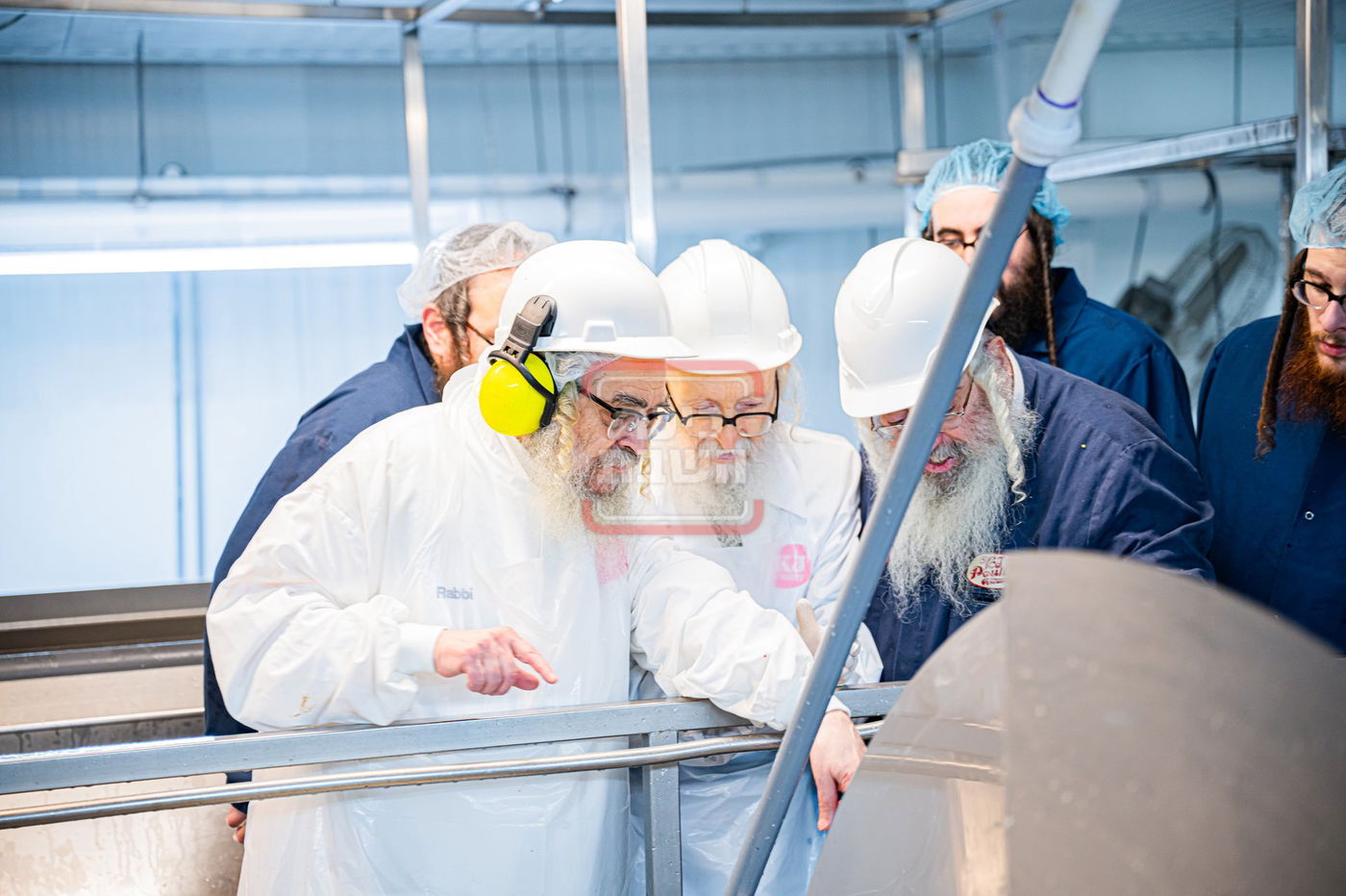 האדמו"ר מסערדאהעלי בסיור בבית השחיטה בקריית יואל עם האדמו"ר מסאטמר 