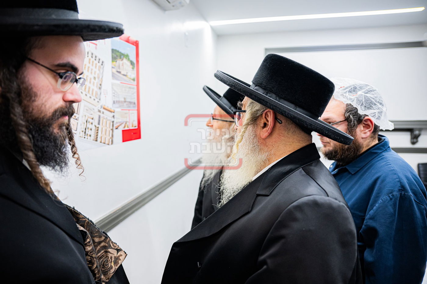 האדמו"ר מסערדאהעלי בסיור בבית השחיטה בקריית יואל עם האדמו"ר מסאטמר 