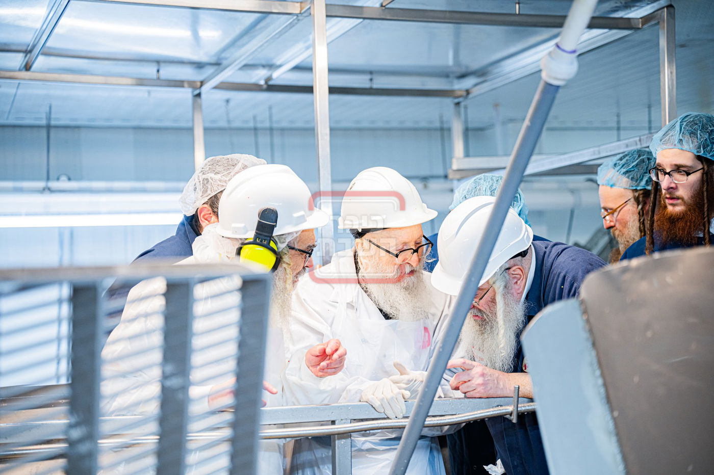 האדמו"ר מסערדאהעלי בסיור בבית השחיטה בקריית יואל עם האדמו"ר מסאטמר 