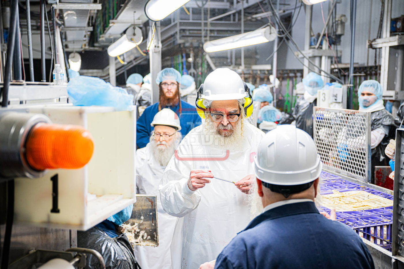 האדמו"ר מסערדאהעלי בסיור בבית השחיטה בקריית יואל עם האדמו"ר מסאטמר 