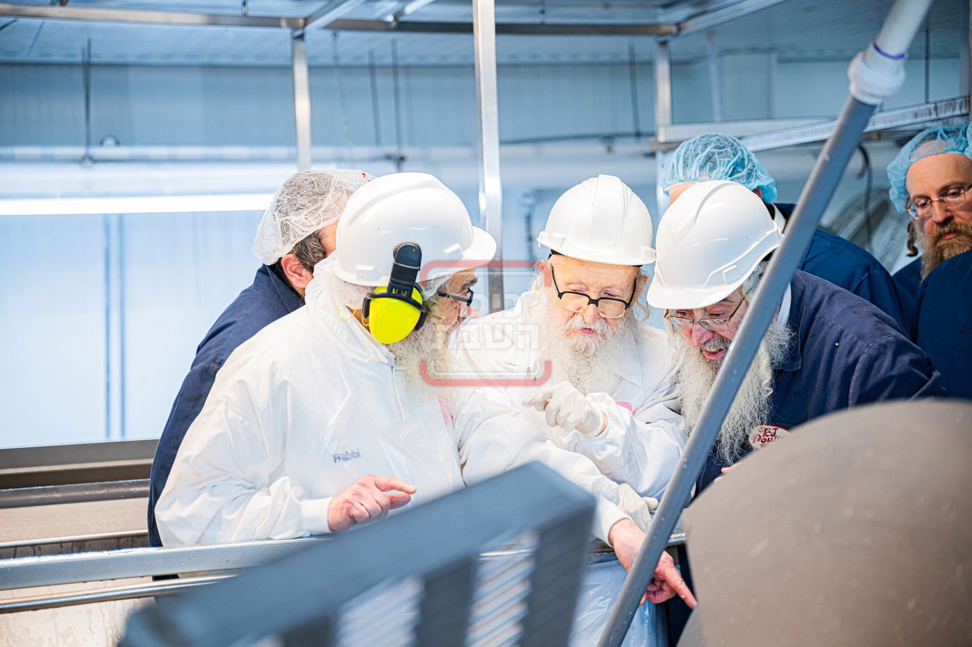 האדמו"ר מסערדאהעלי בסיור בבית השחיטה בקריית יואל עם האדמו"ר מסאטמר 