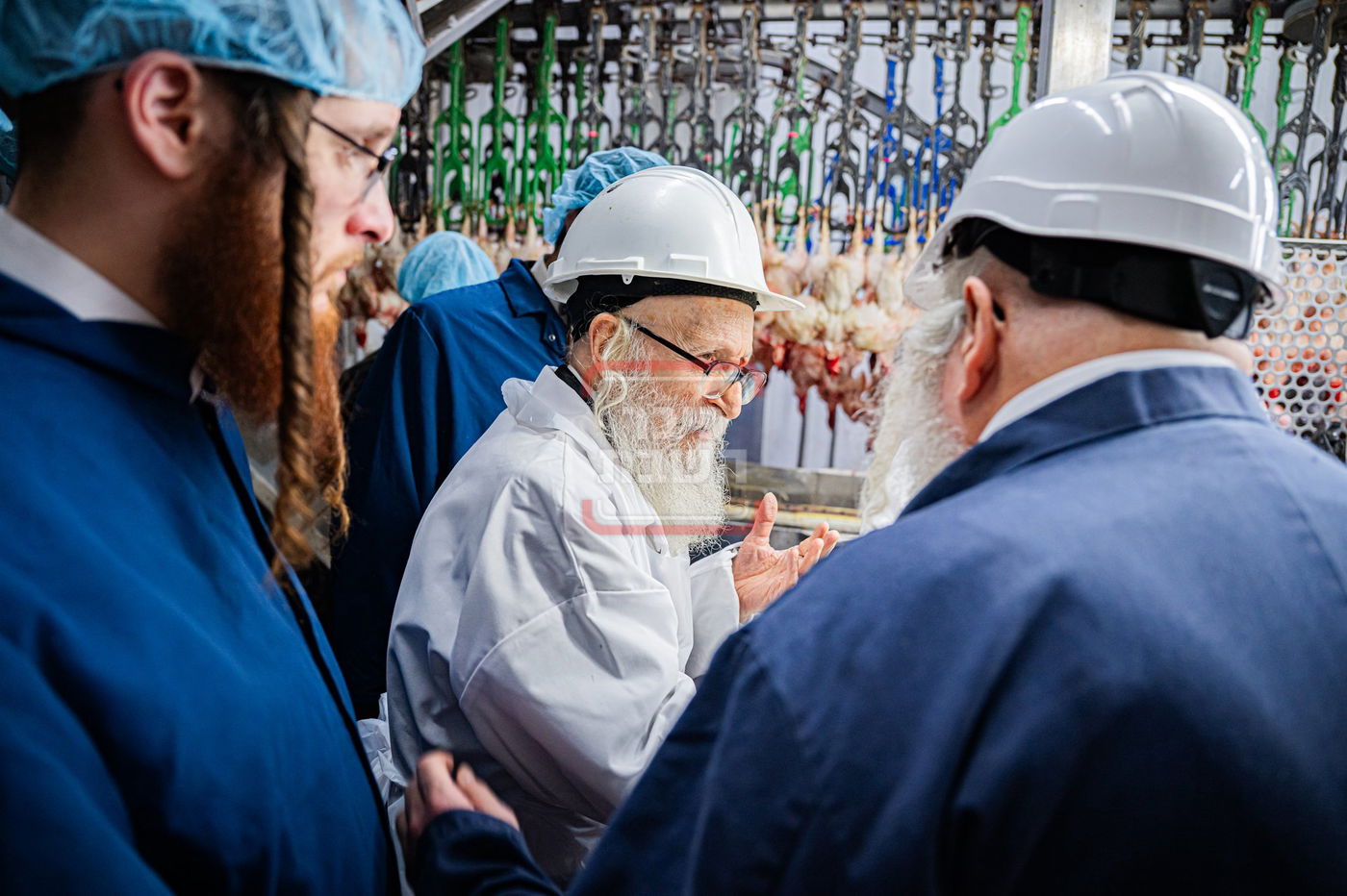 האדמו"ר מסערדאהעלי בסיור בבית השחיטה בקריית יואל עם האדמו"ר מסאטמר 