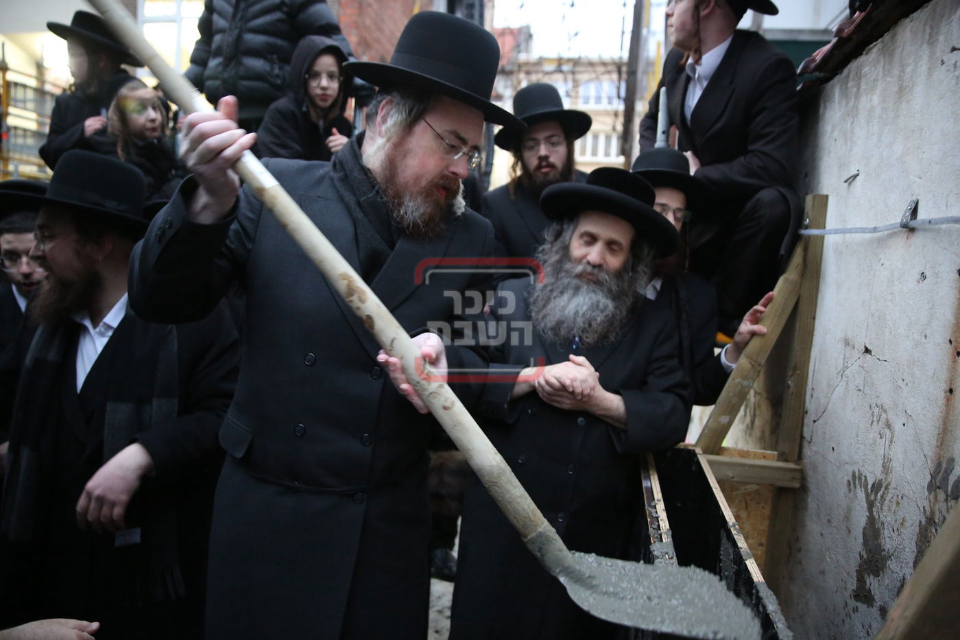 האדמו"ר מסאטמר במעמד הנחת אבן הפינה לבית מדרשו באנטווערפן