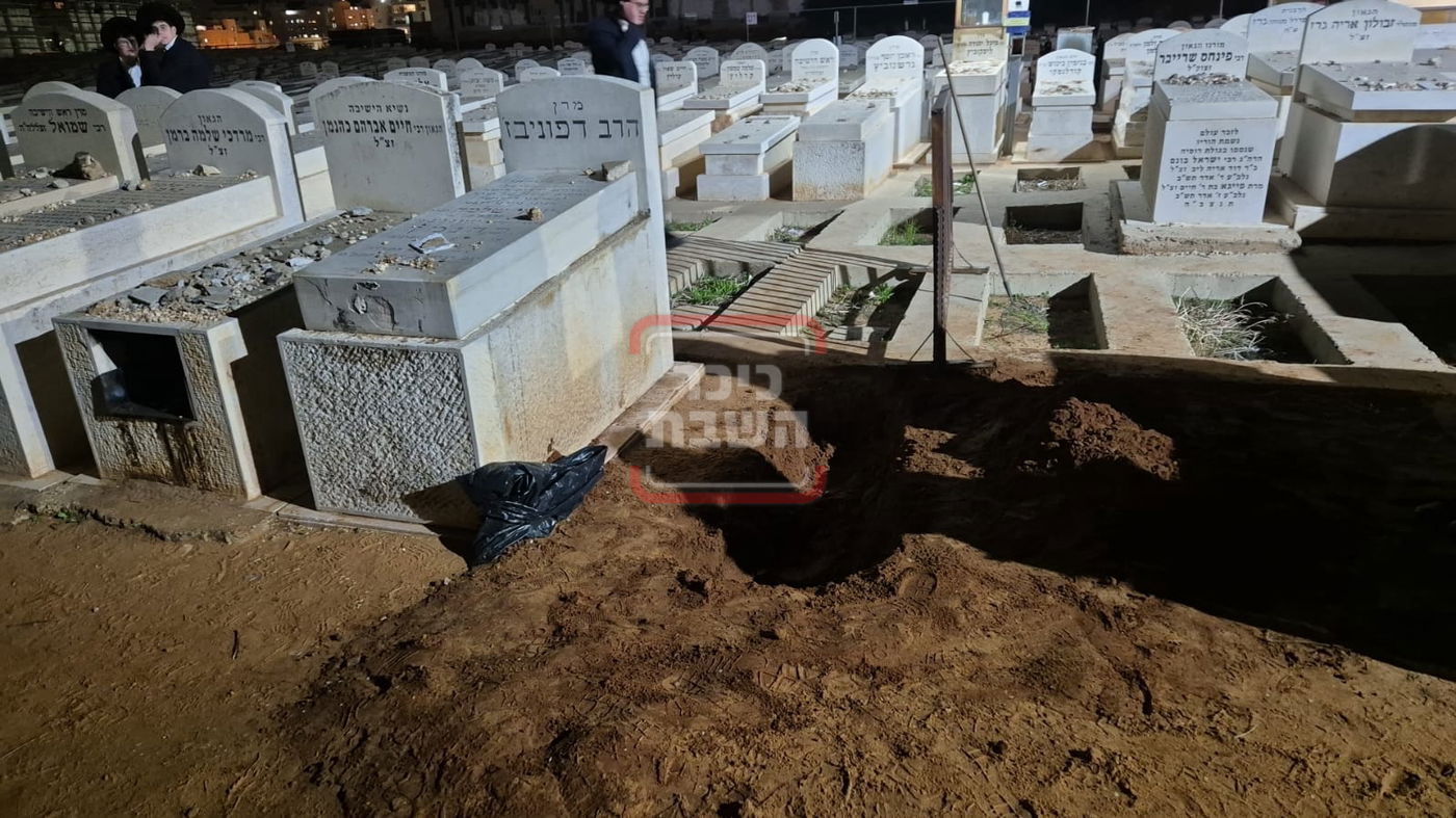 תלמידיו של הגר"א דויטש זצ"ל חופרים את קברו בבית החיים פוניבז'