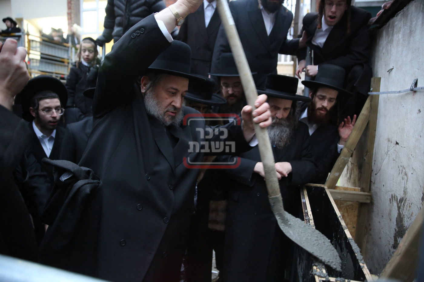 האדמו"ר מסאטמר במעמד הנחת אבן הפינה לבית מדרשו באנטווערפן