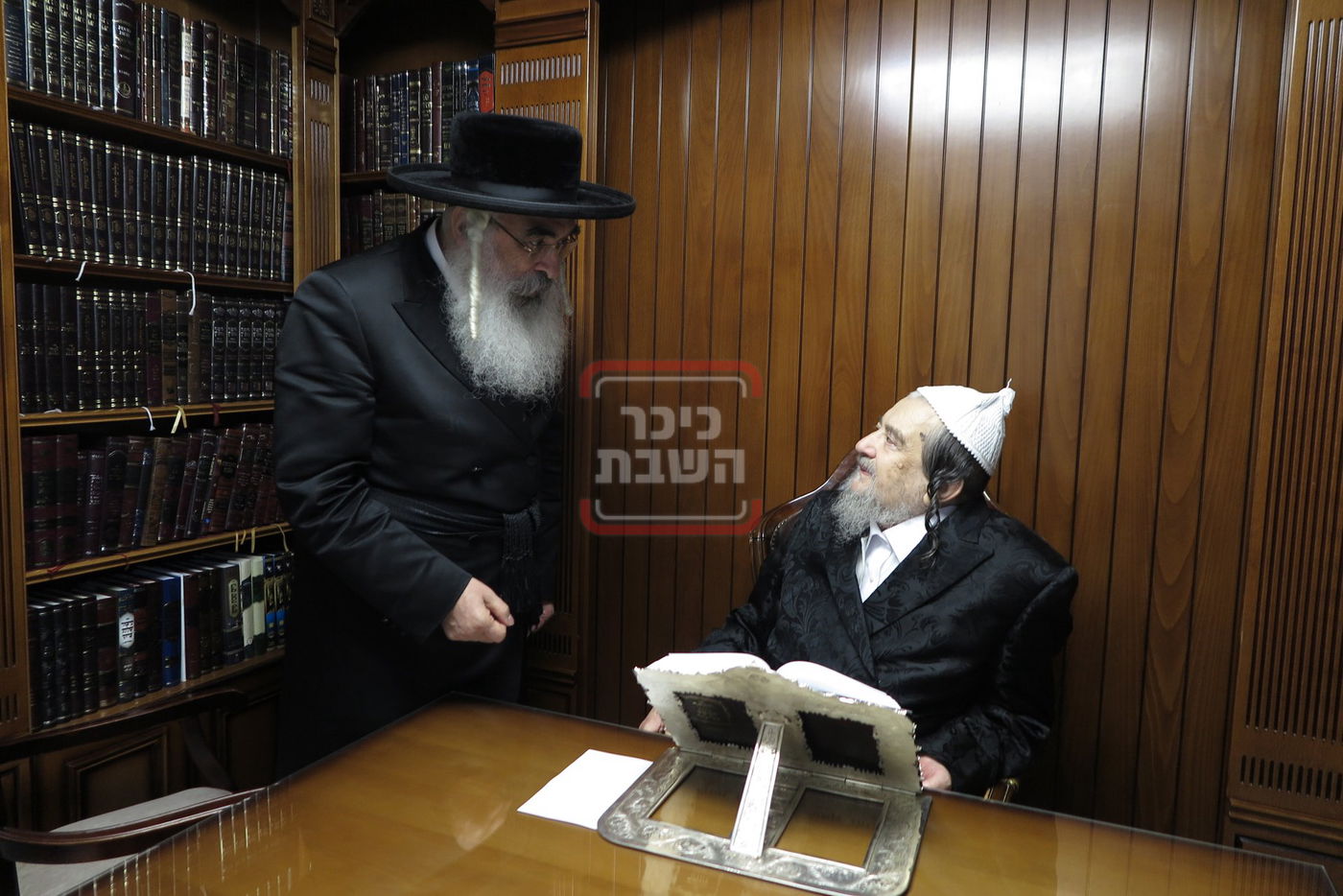 האדמו"ר מדושינסקיא במעונו של הגרי"מ שעכטר