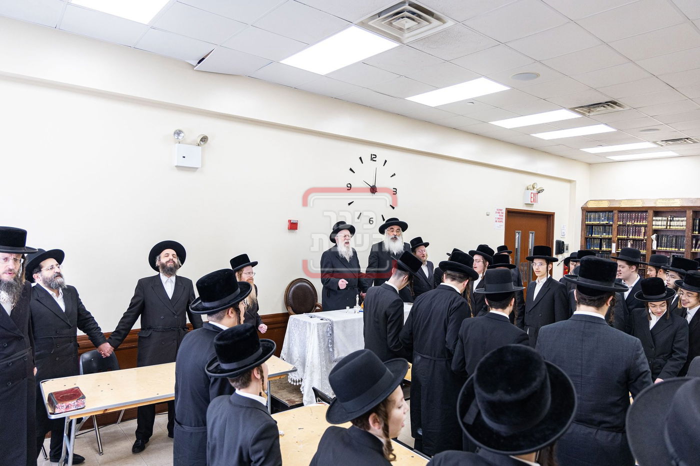 האדמו"ר מדושינסקיא בביקור בישיבת 'מאור התורה' בב"פ