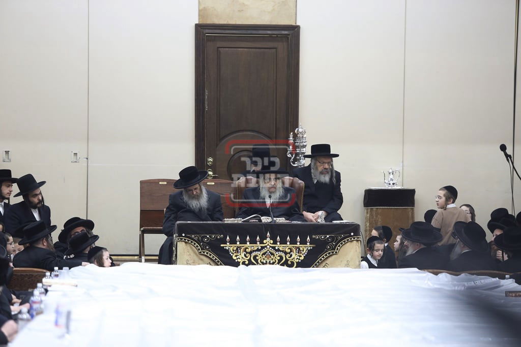 האדמו"ר מסאטמר בהדלקת נרות חנוכה בווילאמסבורג