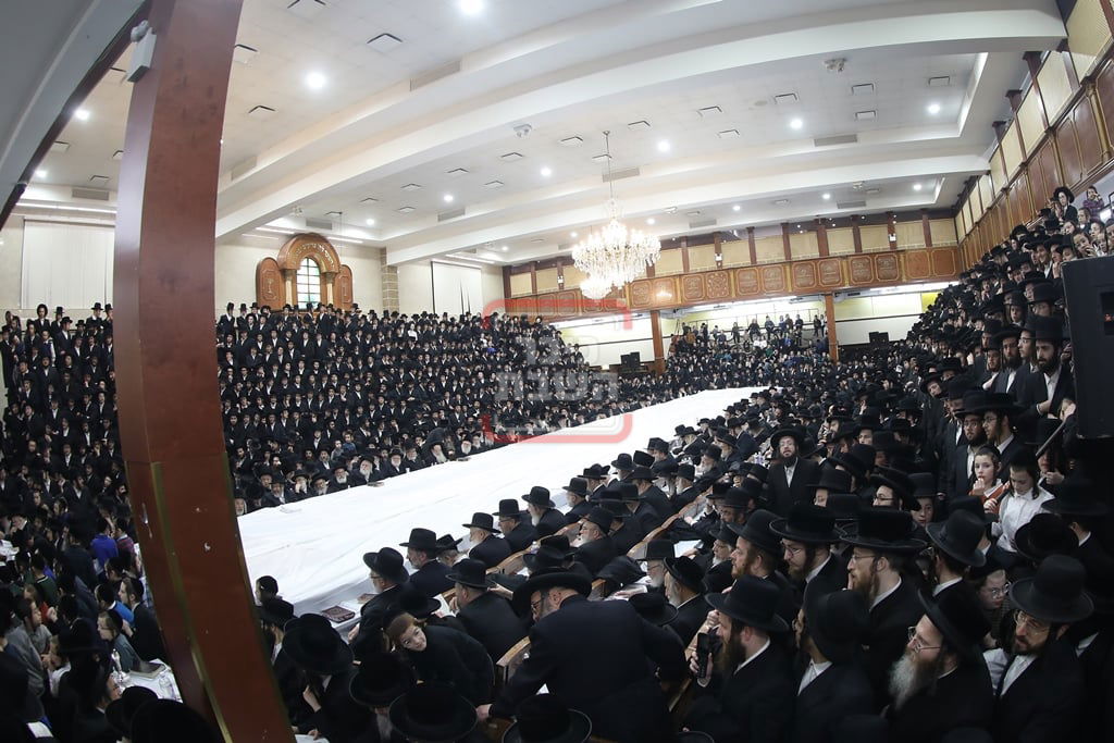 האדמו"ר מסאטמר בהדלקת נרות חנוכה בווילאמסבורג