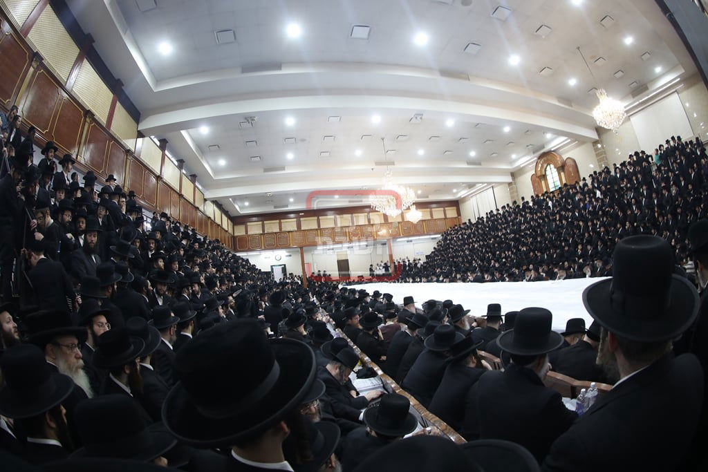 האדמו"ר מסאטמר בהדלקת נרות חנוכה בווילאמסבורג