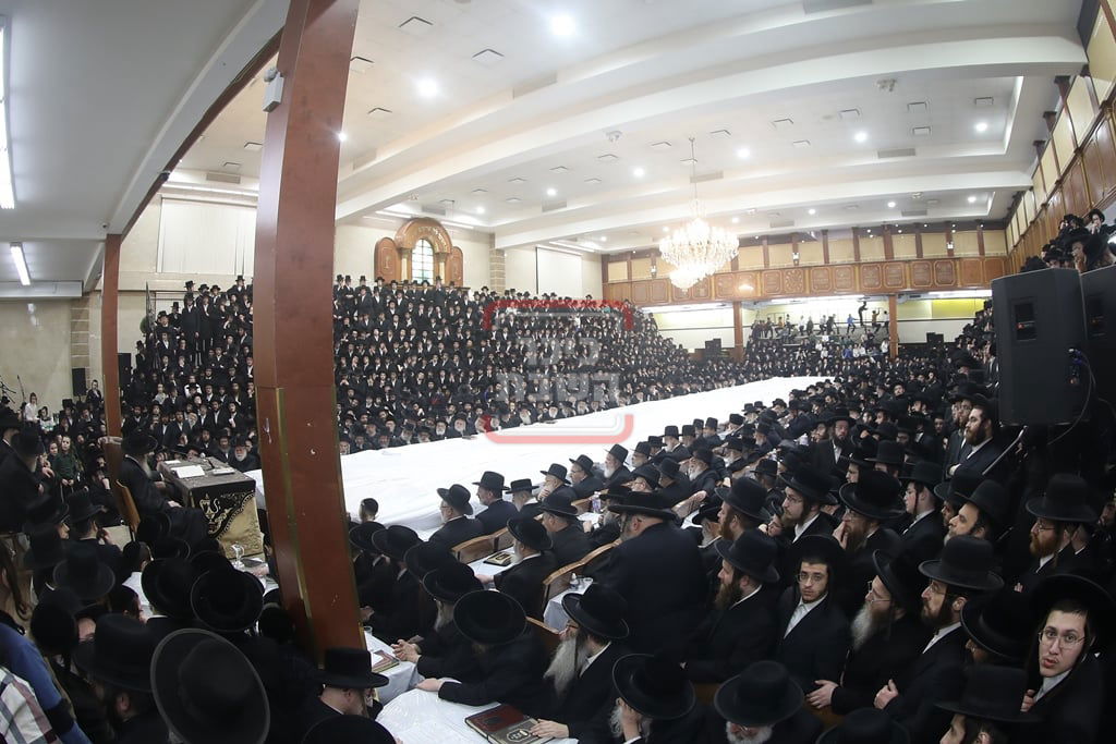 האדמו"ר מסאטמר בהדלקת נרות חנוכה בווילאמסבורג