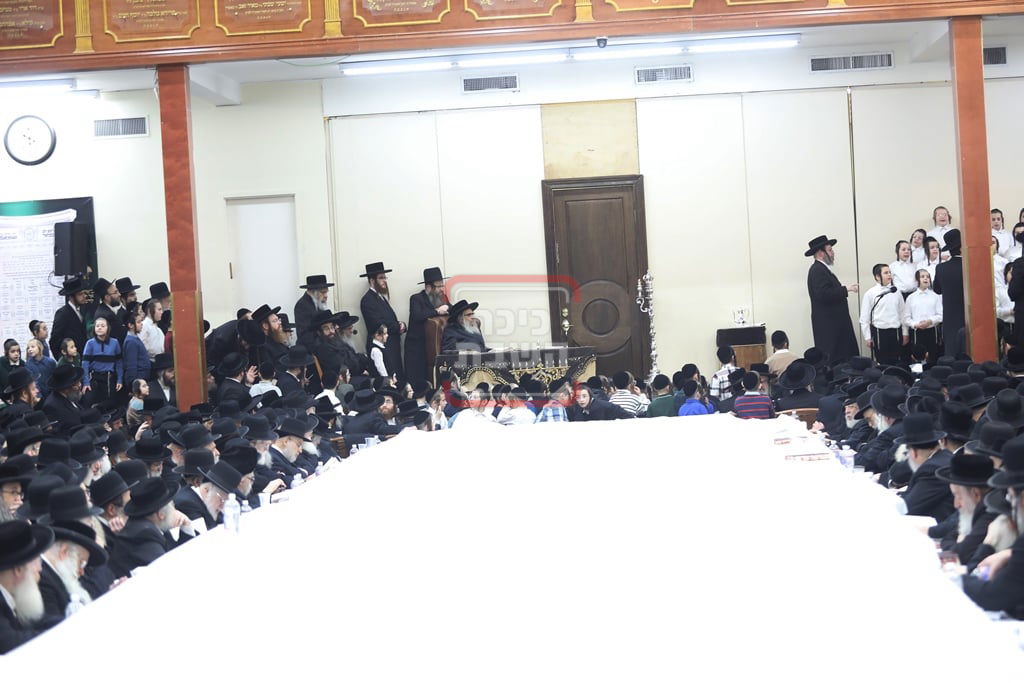 האדמו"ר מסאטמר בהדלקת נרות חנוכה בווילאמסבורג