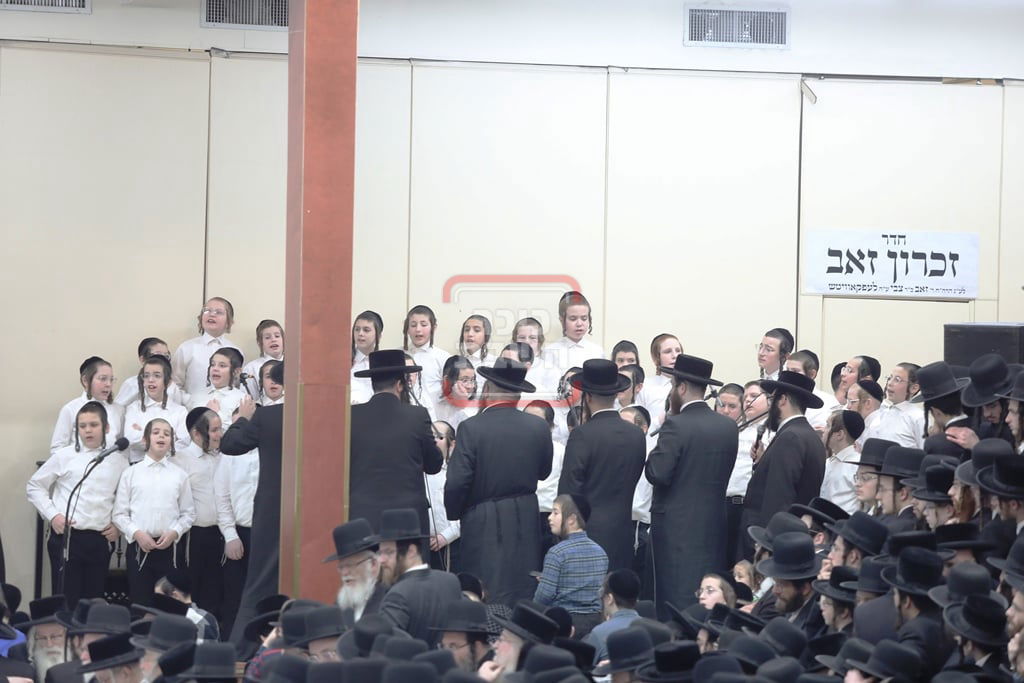 האדמו"ר מסאטמר בהדלקת נרות חנוכה בווילאמסבורג