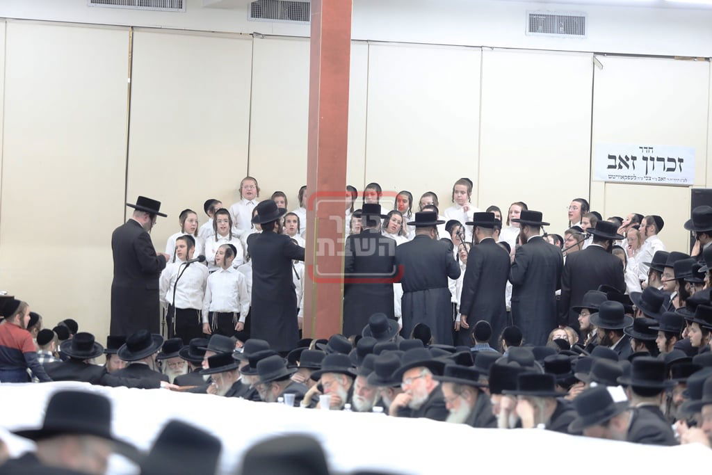 האדמו"ר מסאטמר בהדלקת נרות חנוכה בווילאמסבורג