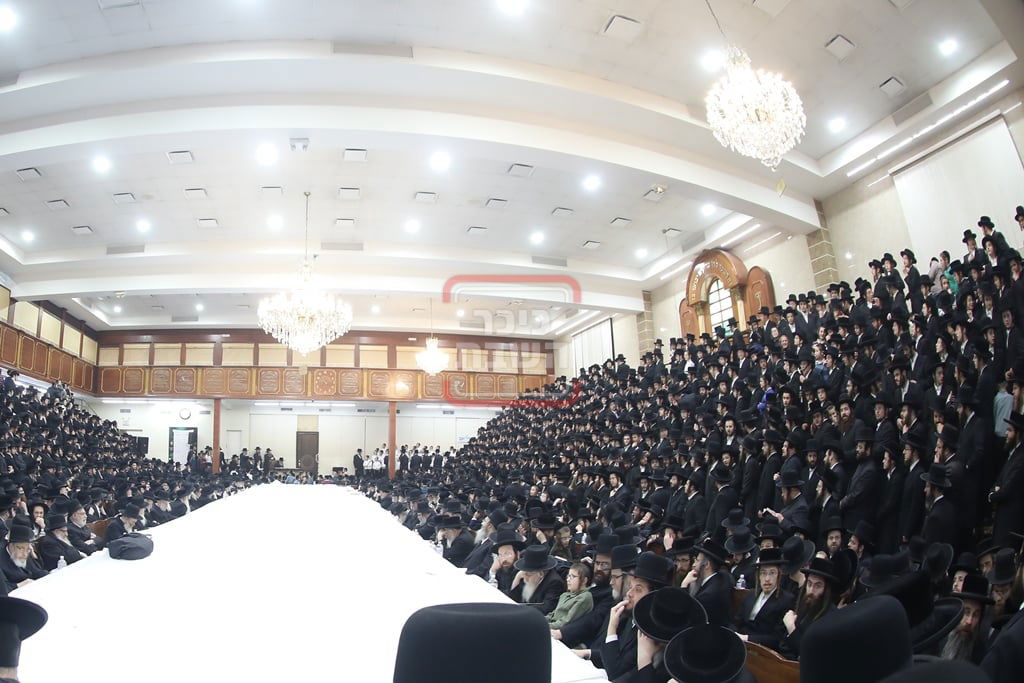 האדמו"ר מסאטמר בהדלקת נרות חנוכה בווילאמסבורג