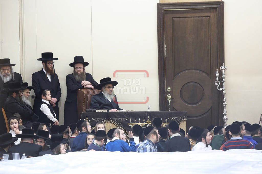 האדמו"ר מסאטמר בהדלקת נרות חנוכה בווילאמסבורג