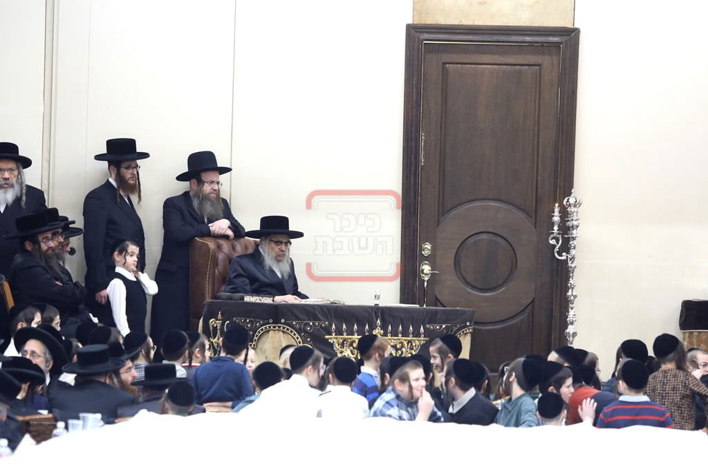 האדמו"ר מסאטמר בהדלקת נרות חנוכה בווילאמסבורג