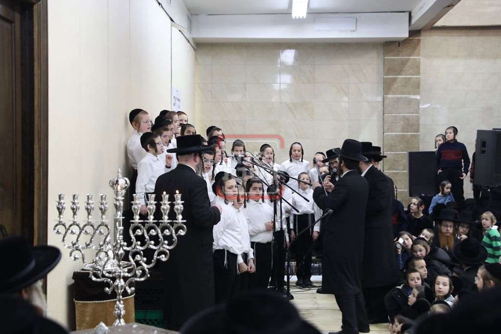 האדמו"ר מסאטמר בהדלקת נרות חנוכה בווילאמסבורג