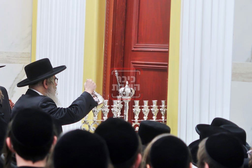 האדמו"ר מסאטמר בהדלקת נרות חנוכה
