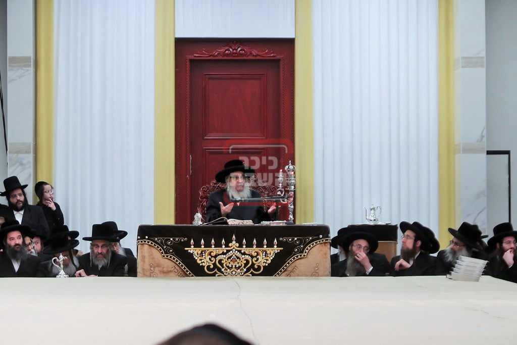 האדמו"ר מסאטמר בהדלקת נרות חנוכה