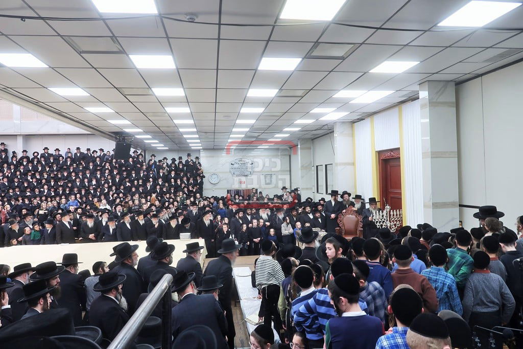 האדמו"ר מסאטמר בהדלקת נרות חנוכה