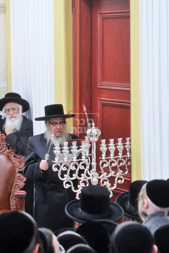 האדמו"ר מסאטמר בהדלקת נרות חנוכה