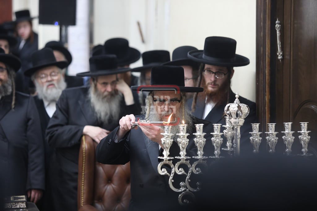 האדמו"ר מסאטמר בהדלקת נרות חנוכה בווילאמסבורג